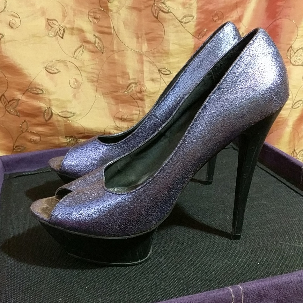 Shoes - Picture 2 of 7